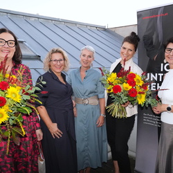 Madame KI trägt High Heels